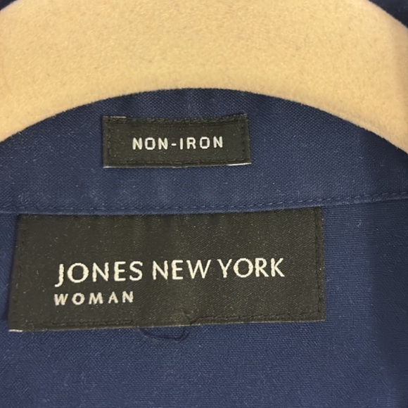 It's a long sleeve woman blouse in excellent condition. Navy blue - Picture 3 of 4